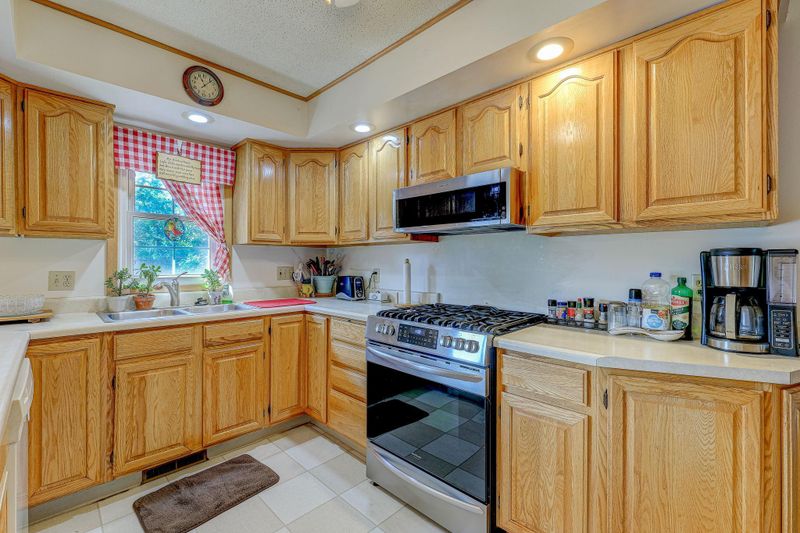 550 Tomlyn Ave, Shoreview, MN 55126