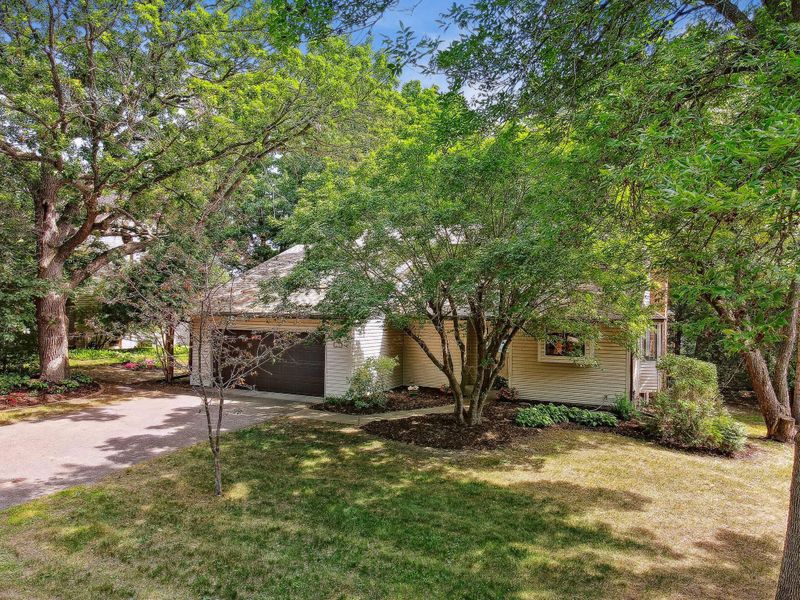 670 Lake Pine Dr, Shoreview, MN 55126