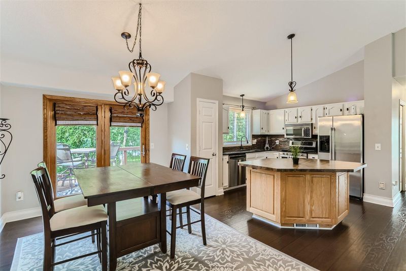 7068 Upper 36th St N, Oakdale, MN 55128