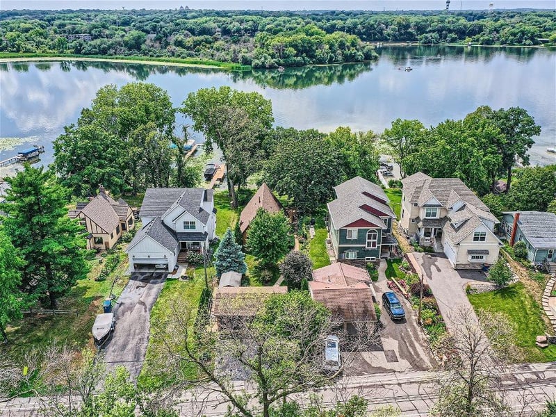 169 Peninsula Rd, Medicine Lake, MN 55441