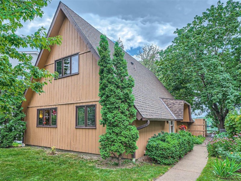 169 Peninsula Rd, Medicine Lake, MN 55441