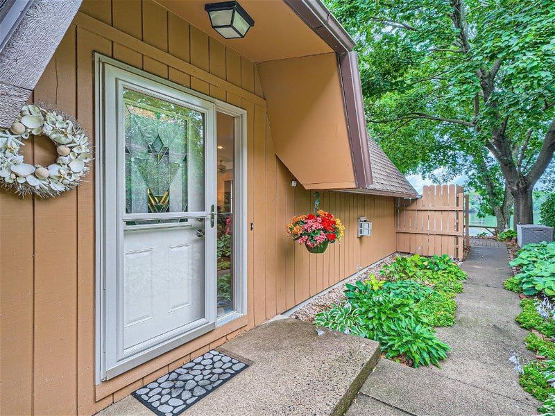 169 Peninsula Rd, Medicine Lake, MN 55441