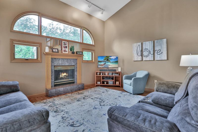 3374 White Oaks Ln, Woodbury, MN 55125