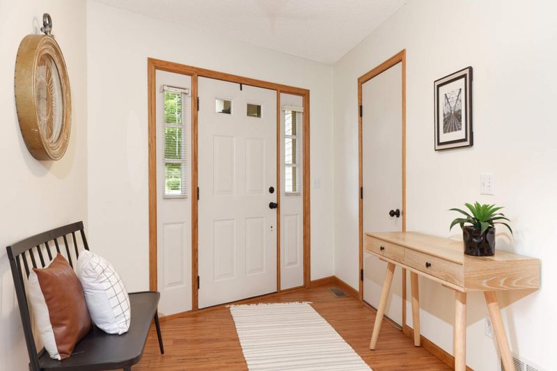 2046 Holloway Ave E, Maplewood, MN 55109
