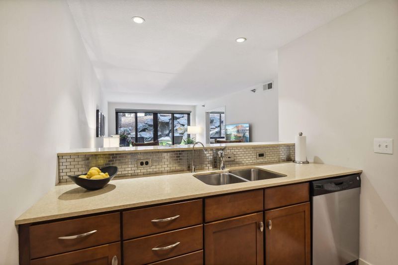 48 Groveland Ter #B108, Minneapolis, MN 55403