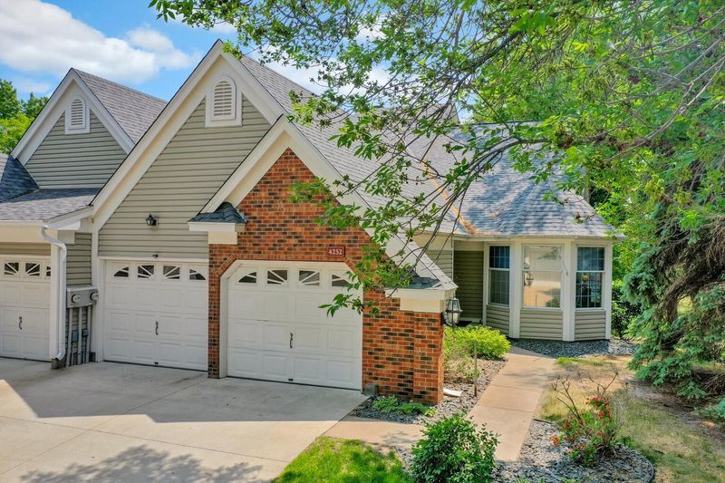 4252 Pond View Dr, White Bear Lake, MN 55110