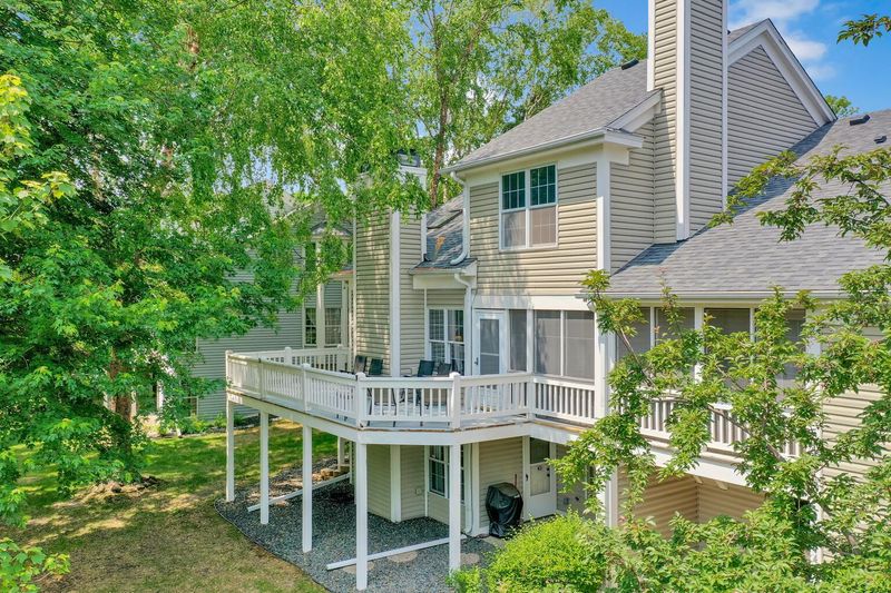4252 Pond View Dr, White Bear Lake, MN 55110