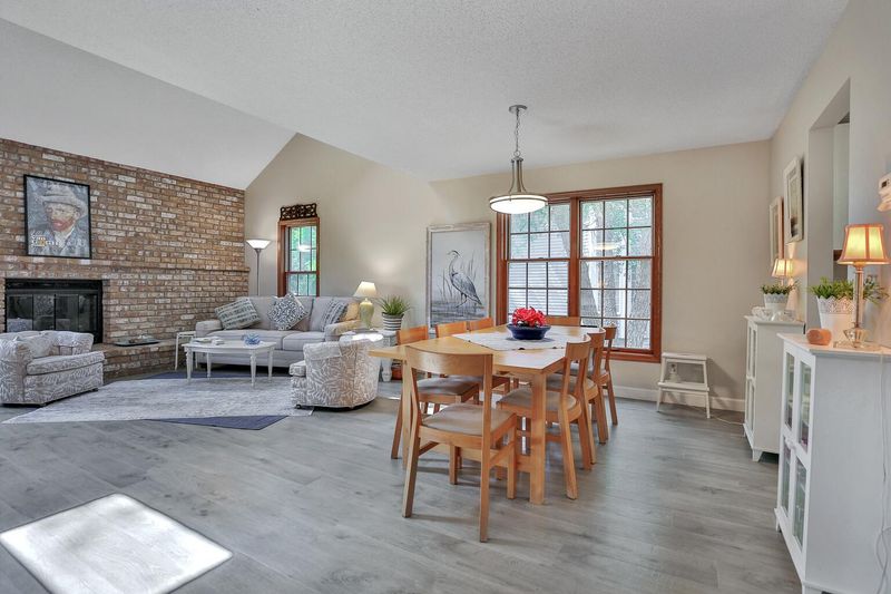 4252 Pond View Dr, White Bear Lake, MN 55110