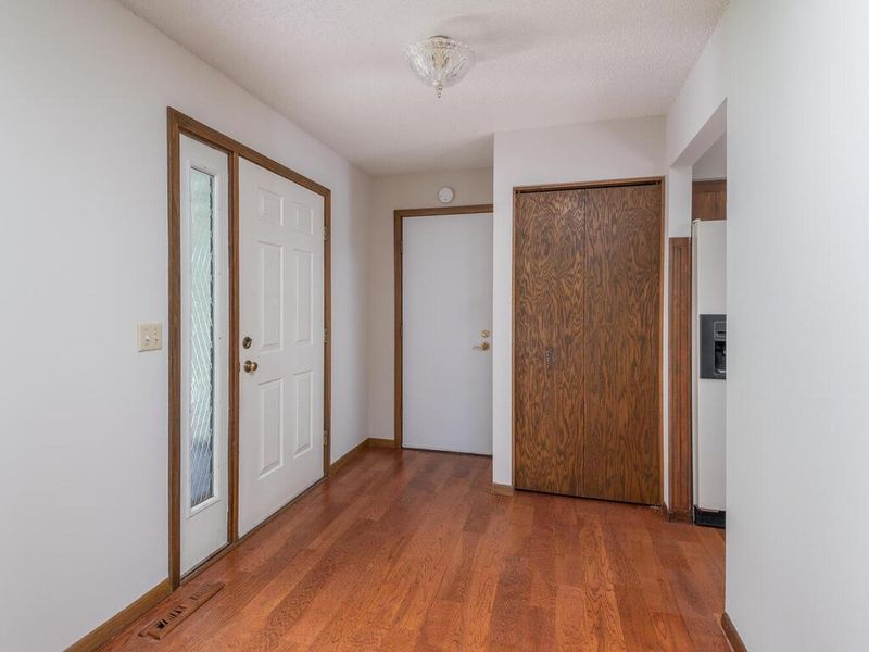 9340 Garrison Way, Eden Prairie, MN 55347