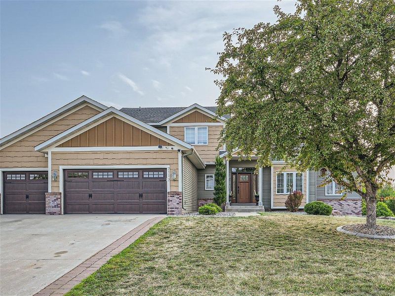 7117 Taylor Dr, Savage, MN 55378