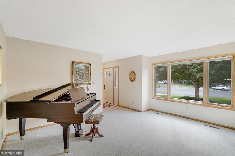 193 Loretta Ln, Mahtomedi, MN 55115