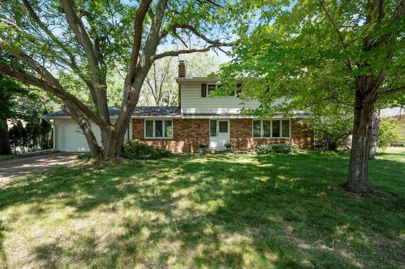 11006 Schoolcraft Rd, Burnsville, MN 55337