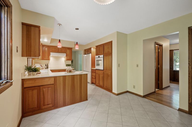 11006 Schoolcraft Rd, Burnsville, MN 55337
