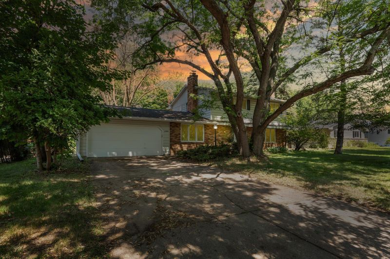 11006 Schoolcraft Rd, Burnsville, MN 55337