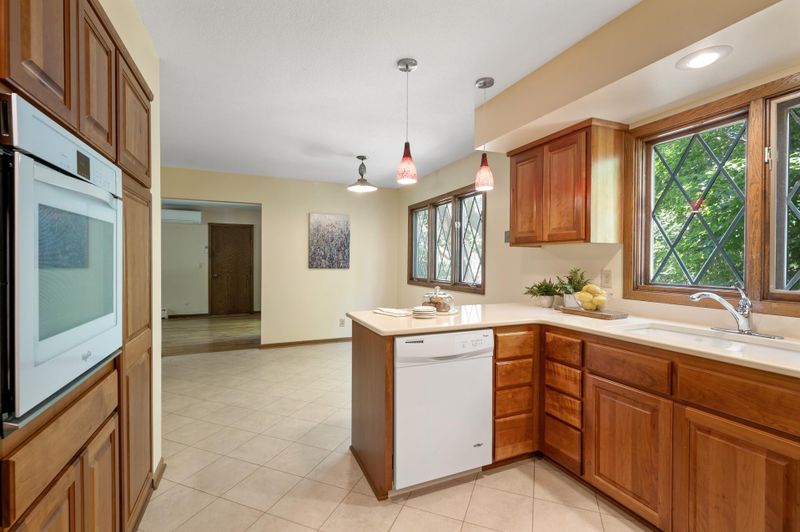 11006 Schoolcraft Rd, Burnsville, MN 55337