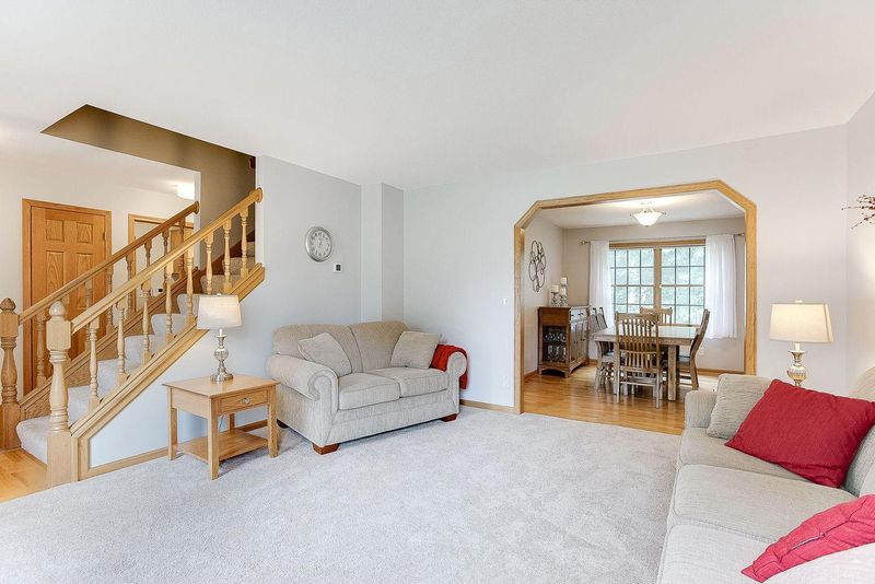 7594 Upper 19th St N, Oakdale, MN 55128