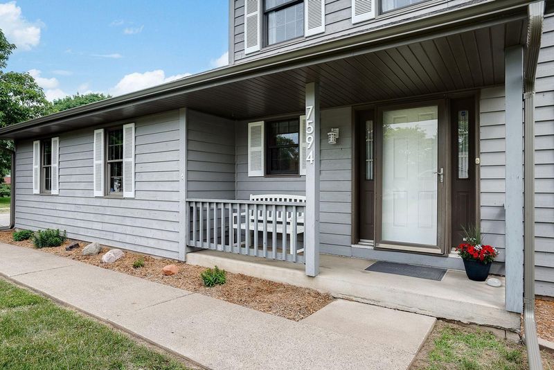 7594 Upper 19th St N, Oakdale, MN 55128