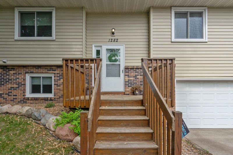 1282 Deercliff Ln, Eagan, MN 55123