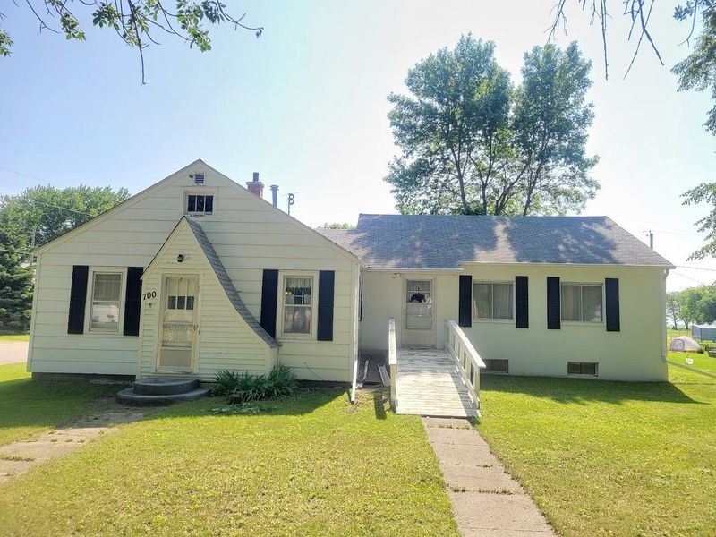 700 7th St, Walnut Grove, MN 56180