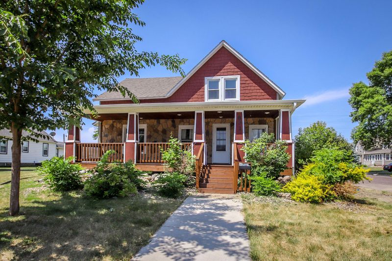 831 Baxter Ave N, Glencoe, MN 55336