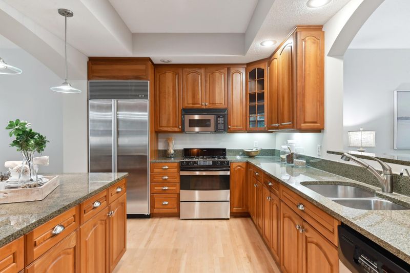 1012 Coventry Pl, Edina, MN 55435