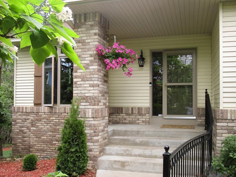 516 Salem Ct, Mahtomedi, MN 55115