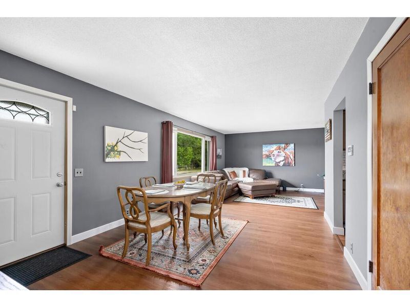 42 Roselawn Ave E, Maplewood, MN 55117