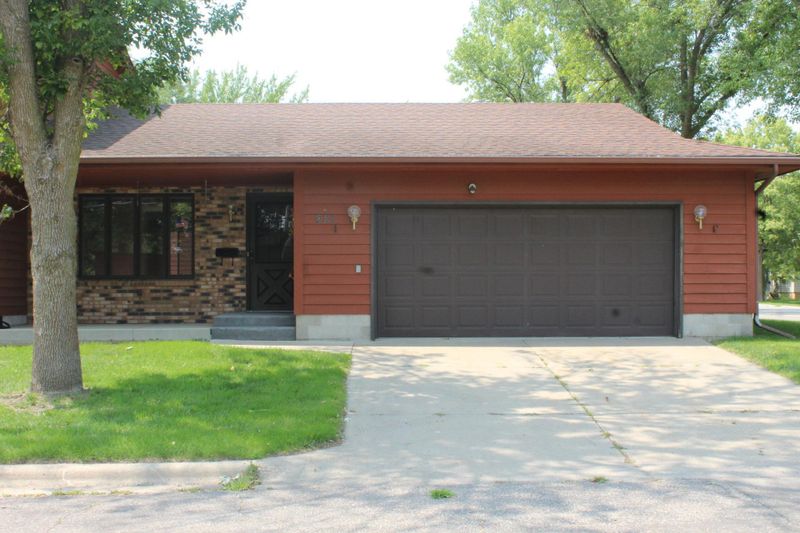 921 Queen Ave N, Glencoe, MN 55336