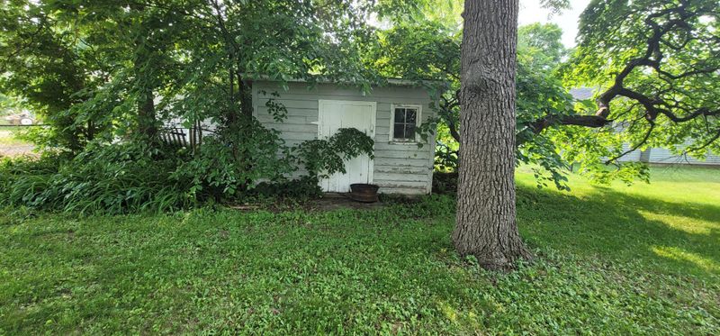 210 E Henry St, Le Roy, MN 55951