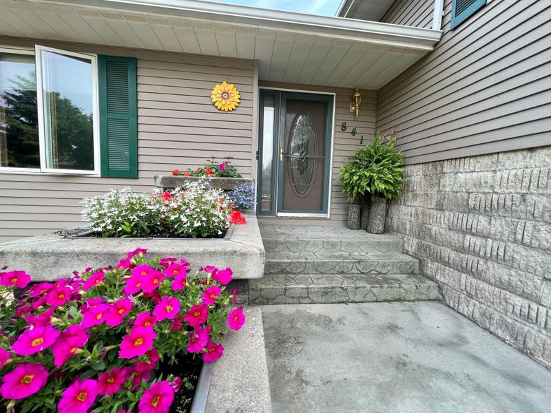 841 Pleasant Ave, Zumbrota, MN 55992