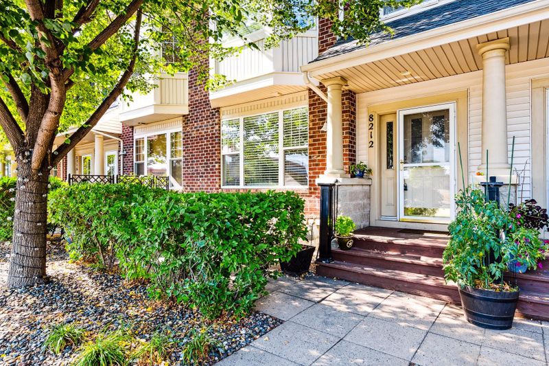 8212 Golden Valley Rd, Golden Valley, MN 55427