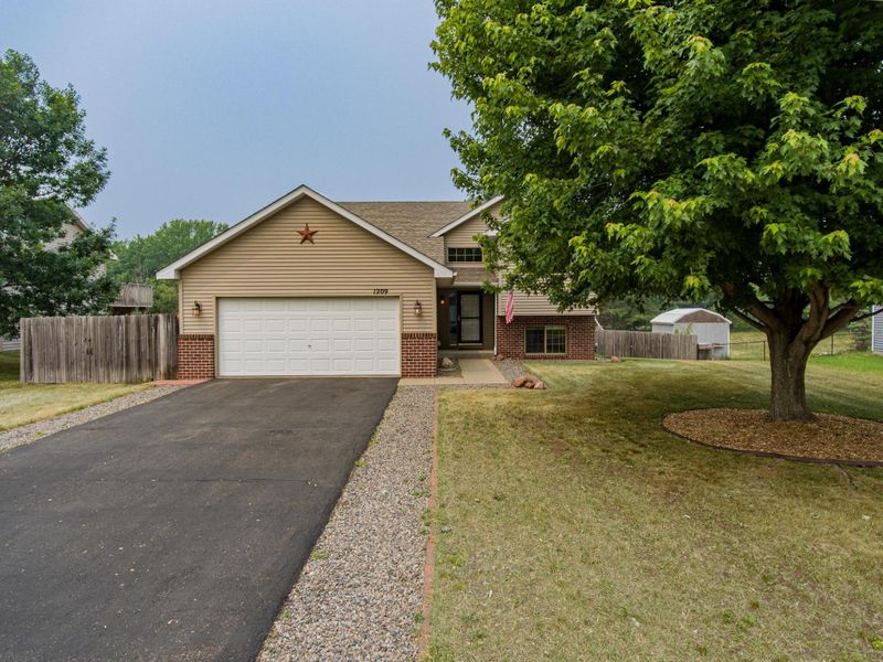 1209 Deer Haven Dr, Isanti, MN 55040