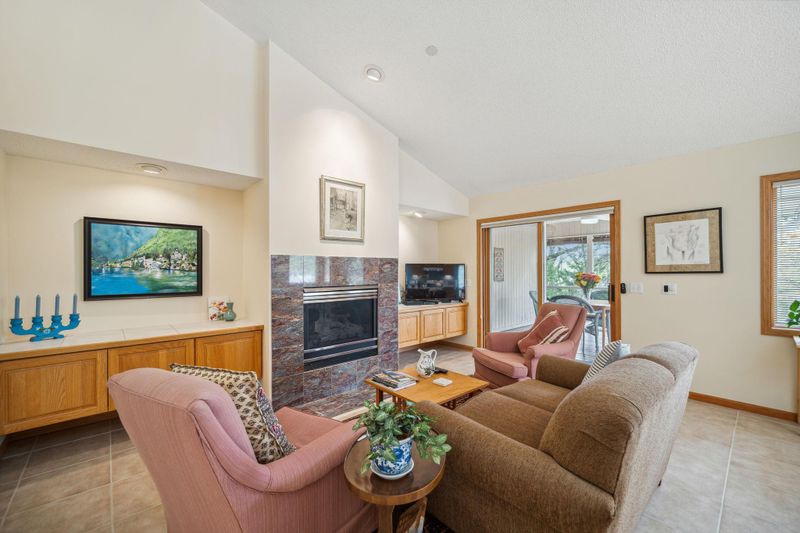 8342 Creekside Cir, Bloomington, MN 55437