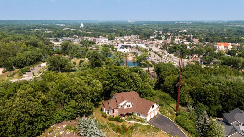 621 Cascade Dr, Chaska, MN 55318