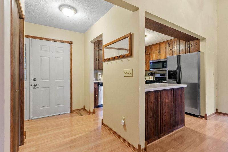 395 Dartmoor Rd, Mahtomedi, MN 55115
