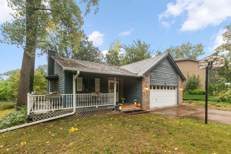 395 Dartmoor Rd, Mahtomedi, MN 55115