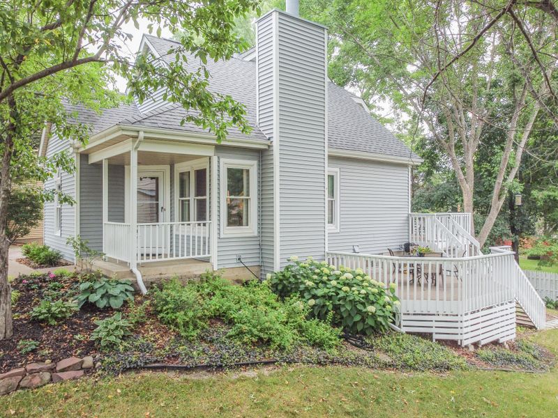8837 Hawthorne Dr, Eden Prairie, MN 55347