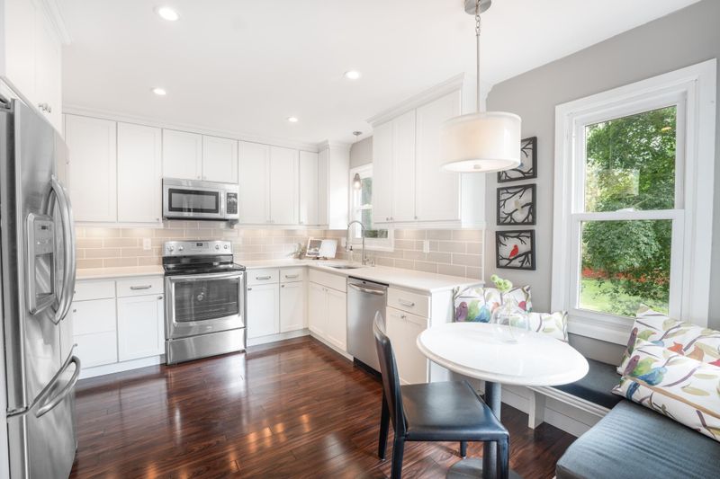 8837 Hawthorne Dr, Eden Prairie, MN 55347
