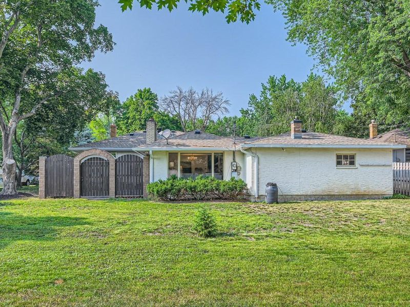 256 Maple Ln #R, Roseville, MN 55113