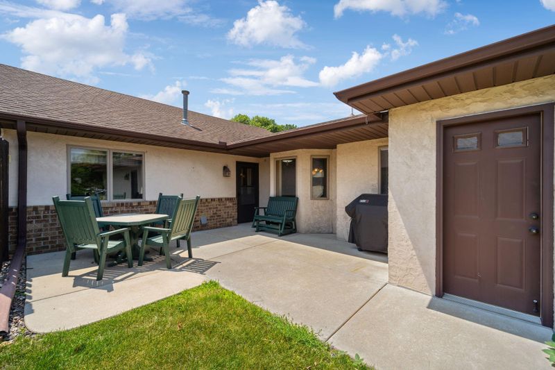 1868 Vierling Dr E, Shakopee, MN 55379