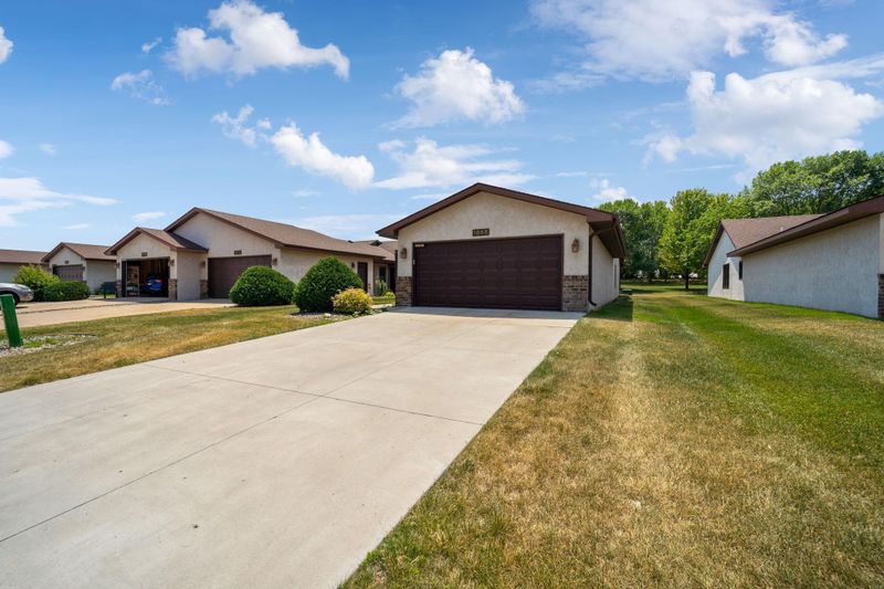 1868 Vierling Dr E, Shakopee, MN 55379
