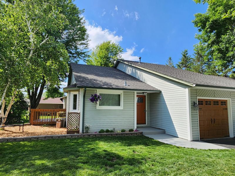 596 Dresden Dr, Chaska, MN 55318