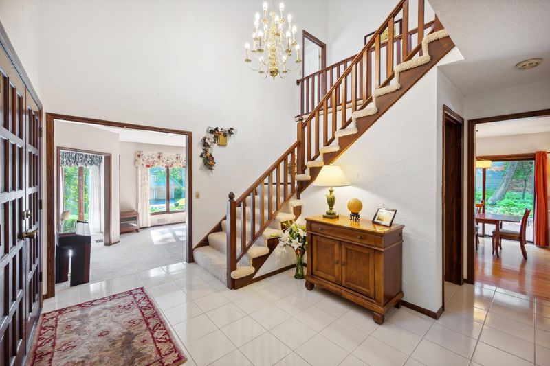 8813 Hidden Oaks Dr, Eden Prairie, MN 55344