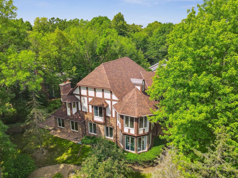 8813 Hidden Oaks Dr, Eden Prairie, MN 55344