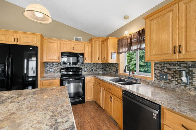 1932 Eastern Star Cir, Sauk Rapids, MN 56379