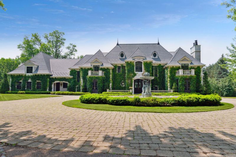 1200 Old Crystal Bay Rd, Wayzata, MN 55391
