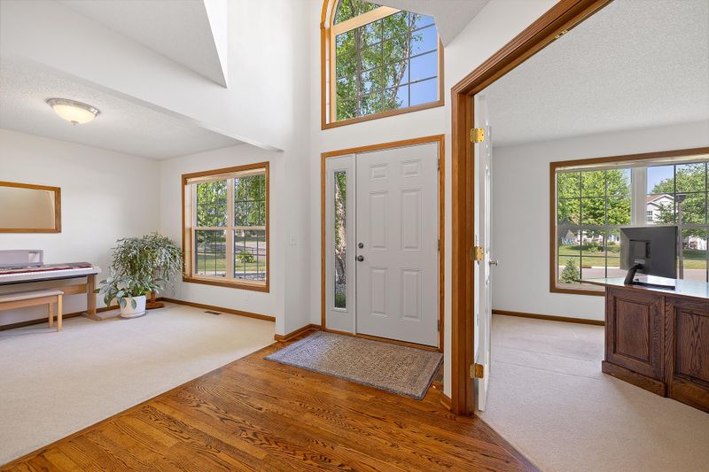 8162 Greenbriar Ln, Woodbury, MN 55125