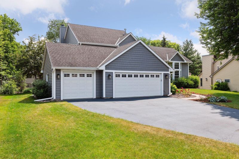 692 Oxford Rd, Eagan, MN 55123