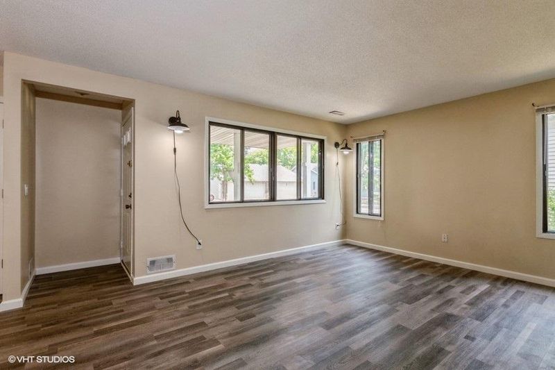 9435 Ranchview Ln N, Maple Grove, MN 55369
