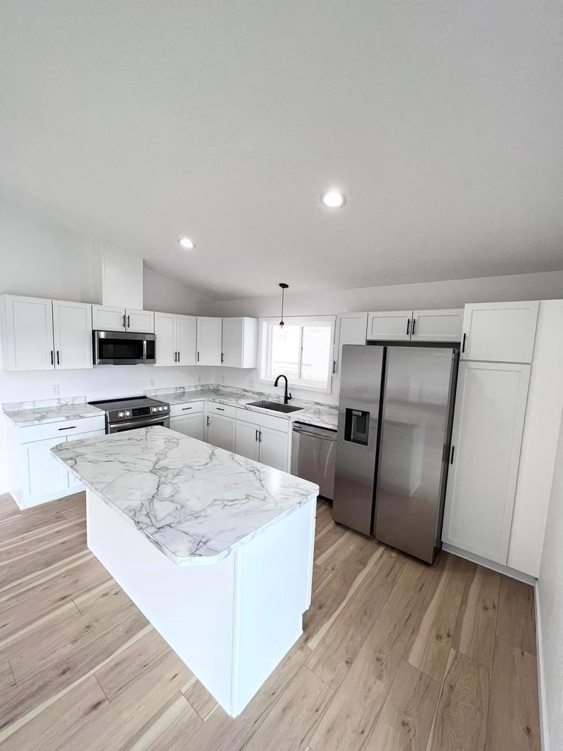 950 Jessamine Ave E, Saint Paul, MN 55106